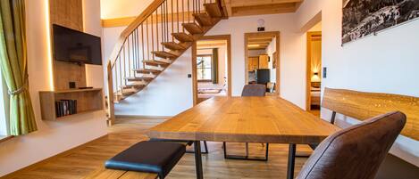 Perhechalet, 2 makuuhuonetta, vuoristonäköala | Oleskelualue | Taulutelevisio, pöytätennispöytä, leluja, lämmitetyt lattiat