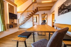 家庭木屋, 2 间卧室, 山景 | 起居区 | 40-英寸纯平电视（配备卫星频道）、电视、乒乓球