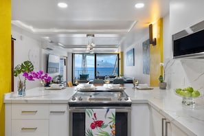 Refrigerador, microondas, horno y parrilla de estufa