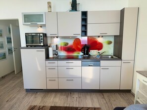 Jääkaappi, uuni, astianpesukone, kahvin-/teenkeitin