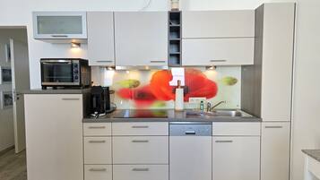Kühlschrank, Ofen, Geschirrspüler, Wasserkocher mit Kaffee-/Teezubehör