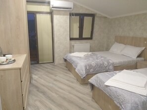 Premium Triple Room | Free WiFi - Tbilisi Center Hotel (Tbilisi)