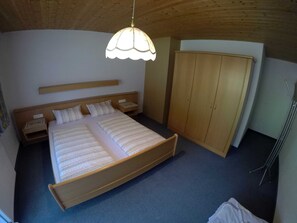 2 bedrooms, in-room safe, desk, WiFi