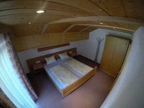 2 bedrooms, in-room safe, desk, WiFi