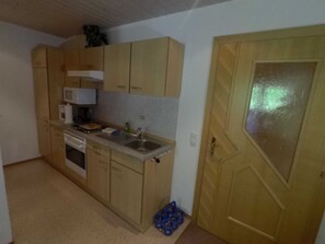 Kühlschrank, Mikrowelle, Ofen, Hochstuhl