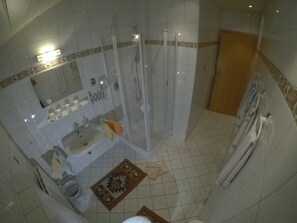Dusche, Haartrockner, Handtücher, Toilettenpapier