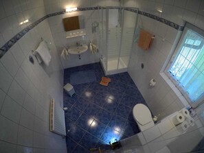 Dusche, Haartrockner, Handtücher, Toilettenpapier