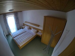 2 bedrooms, in-room safe, desk, WiFi