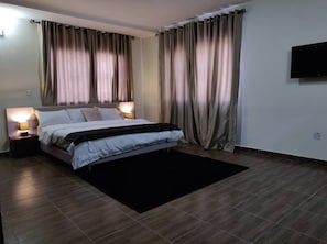 Desk, free WiFi, bed sheets - Premium Apartment (Lagos)