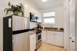 Réfrigérateur, micro-ondes, plaque de cuisson, cafetiÚre/bouilloire