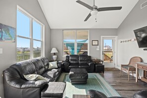 Smart TV, tavolo da ping pong, libri, studio