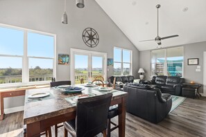 Smart TV, tavolo da ping pong, libri, studio