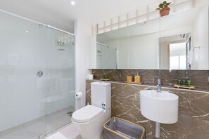 Sèche-cheveux, serviettes fournies, papier toilette