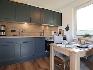 Kühlschrank, Ofen, Geschirrspüler, Wasserkocher mit Kaffee-/Teezubehör