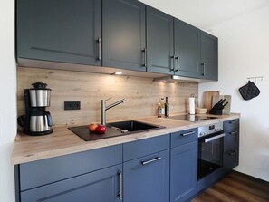 Kühlschrank, Ofen, Geschirrspüler, Wasserkocher mit Kaffee-/Teezubehör