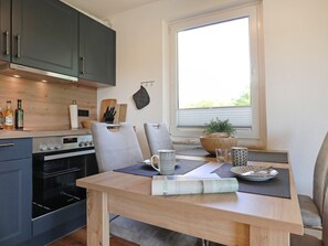 Kühlschrank, Ofen, Geschirrspüler, Wasserkocher mit Kaffee-/Teezubehör