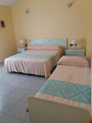 Minibar, in-room safe, desk, blackout curtains - Hotel Solki (Sant'Antioco)
