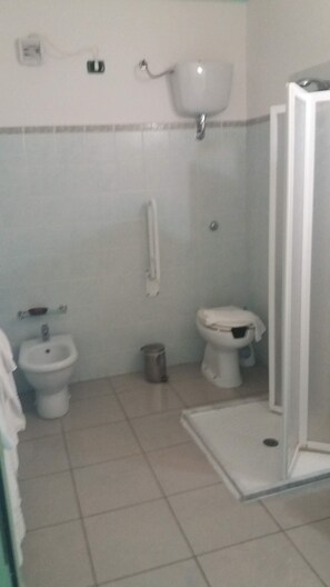Comfort Triple Room | Bathroom | Shower, free toiletries, hair dryer, bidet - Hotel Solki (Sant'Antioco)