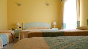 Una habitación de hotel con dos camas, cada una con cabecera y mesitas de noche a juego.