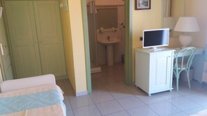 Minibar, in-room safe, desk, blackout curtains - Hotel Solki (Sant'Antioco)