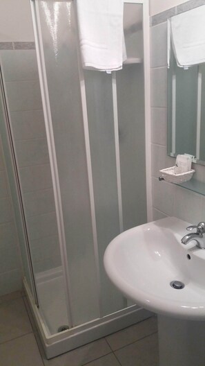 Basic Triple Room | Bathroom | Shower, free toiletries, hair dryer, bidet