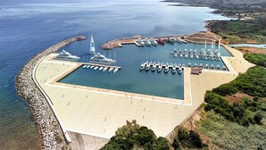 A marina with boats docked, a pier, and a beach area. - Apartment in San Teodoro (San Teodoro (SS))