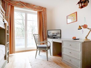 2 bedrooms, iron/ironing board, WiFi