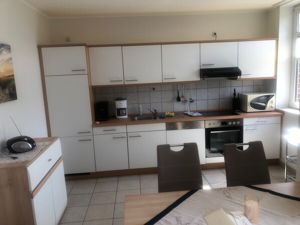 Kühlschrank, Mikrowelle, Ofen, Geschirrspüler