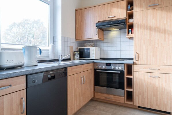 Een koelkast, een magnetron, een oven, een vaatwasser