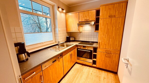 Køleskab, ovn, opvaskemaskine, kaffe-/temaskine