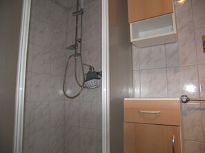 Shower, hair dryer, toilet paper - Bungalow Vincent, with terrace, barbecue & WLAN - Bungalow with garden, terrace and (Zempin)