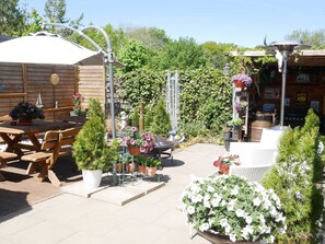 Outdoor dining - Bungalow Vincent, with terrace, barbecue & WLAN - Bungalow with garden, terrace and (Zempin)