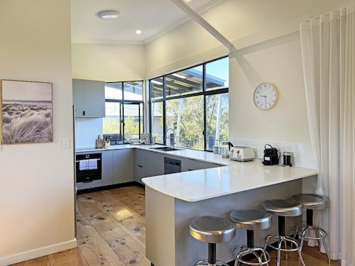 Ocean Beach House: Pet friendly with beach views