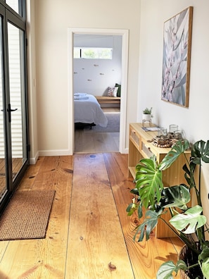 4 habitaciones, tabla de planchar con plancha, wifi y ropa de cama