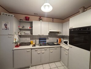 Jääkaappi, mikroaaltouuni, uuni, liesi