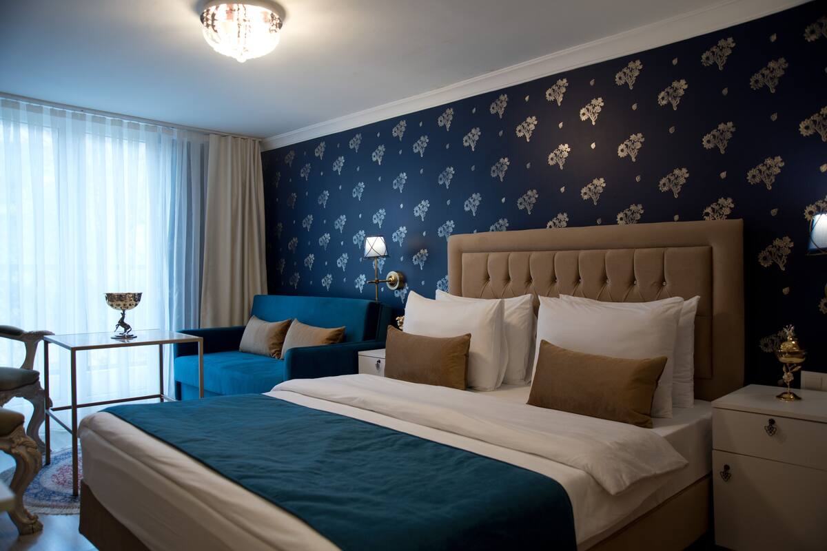 Deluxe Double Room | In-room safe, desk, soundproofing, iron/ironing board (on request)
