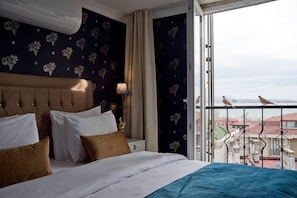 In-room safe, desk, soundproofing, iron/ironing board - Hotel Mevlana Bazaar (Istanbul)