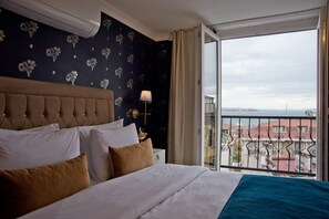 Deluxe tweepersoonskamer | Een kluis op de kamer, een bureau, geluiddichte muren