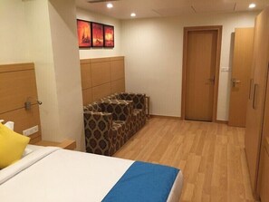 Deluxe Double or Twin Room | In-room safe, iron/ironing board, free WiFi, bed sheets - Galaxy Rooms (New Delhi)