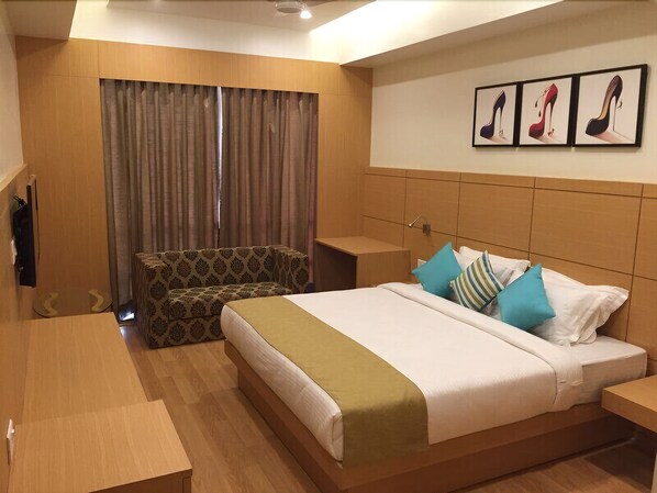 Deluxe Double or Twin Room | In-room safe, iron/ironing board, free WiFi, bed sheets - Galaxy Rooms (New Delhi)