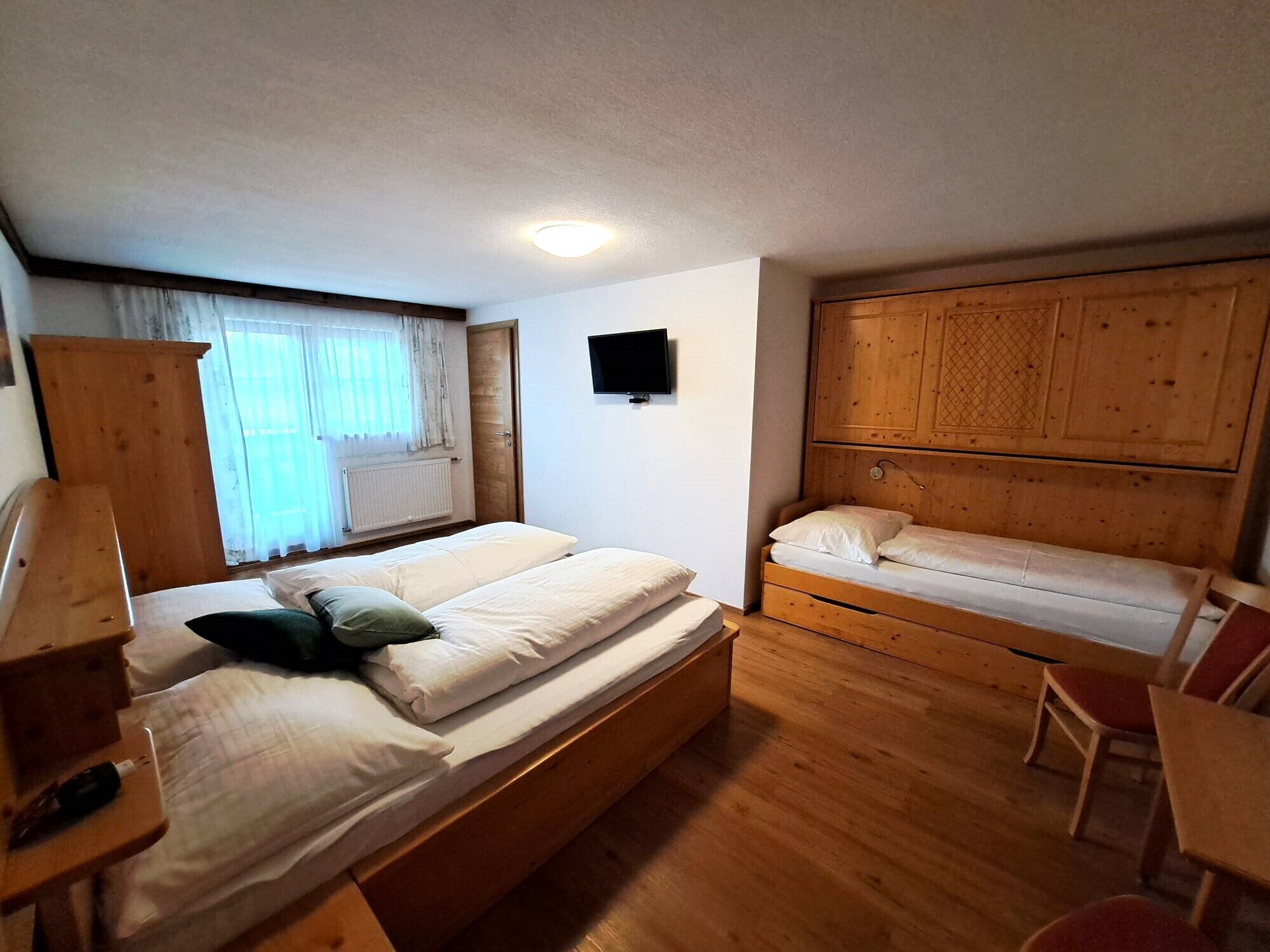 패밀리 아파트 | 저자극성 침구, 각각 다른 스타일  의 인테리어, 각각 다르게 가구 비치, 무료 유아용 침대