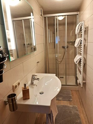 Apartemen Keluarga | Kamar mandi | Pengering rambut dan handuk