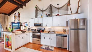 Kylskåp, mikrovågsugn, ugn och spishäll