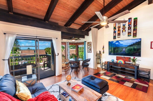 Älytelevisio, pöytätennispöytä, kirjoja