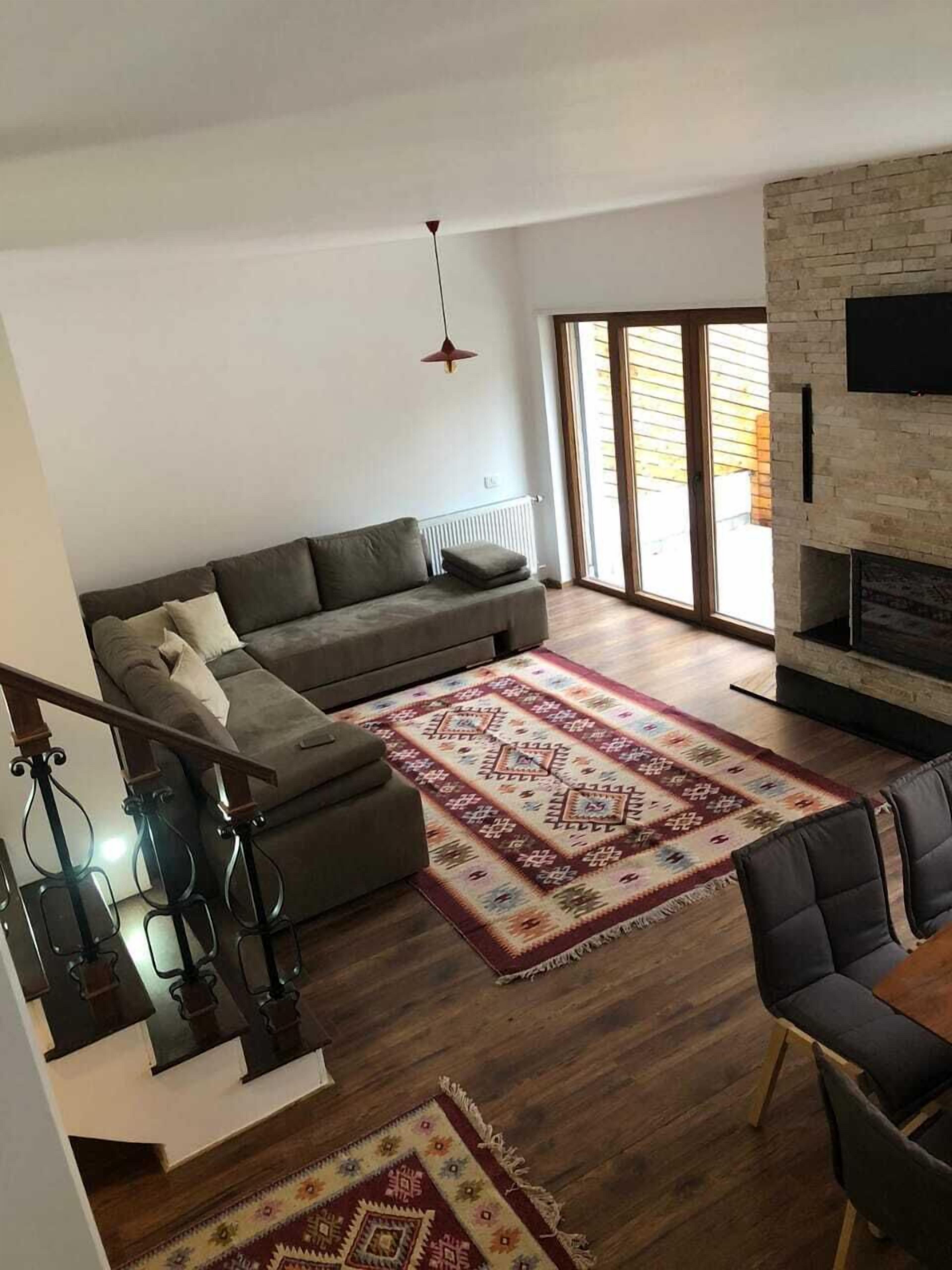 Casa familiar, 4 habitaciones | Sala de estar | Televisión de pantalla plana y piso con calefacción 