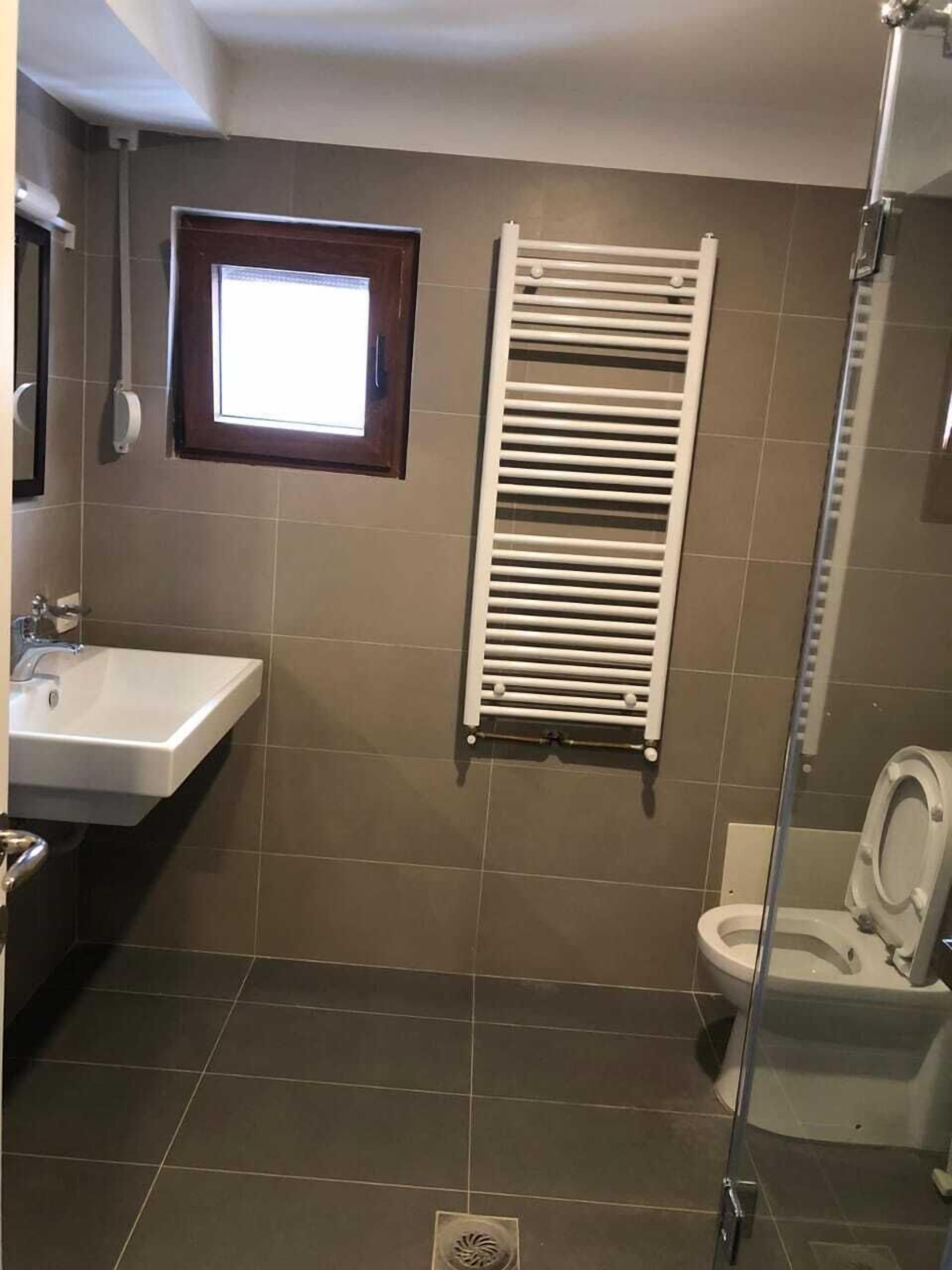 Family House, 4 Bedrooms | Bathroom | Hair dryer, towels, toilet paper