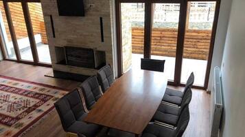 Maison Familiale, 4 chambres | Salle de séjour | Télévision à écran plat, chauffage par le sol