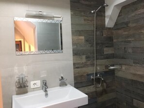 Departamento familiar, 2 habitaciones | Lavabo en el baño