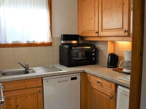 Fridge, microwave, stovetop, dishwasher - Spacious Mountain Triplex, Sleeps 10, Close to Pistes and Shops in Vars Les Claux (Vars)
