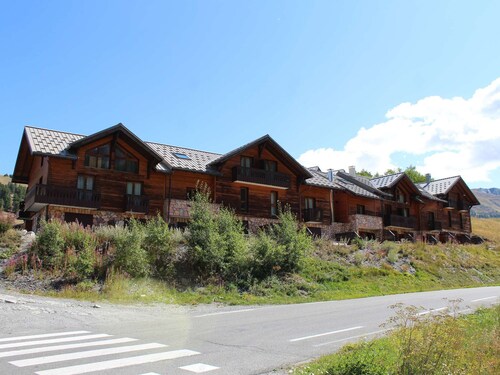 Spacious Mountain Triplex, Sleeps 10, Close to Pistes and Shops in Vars Les Claux